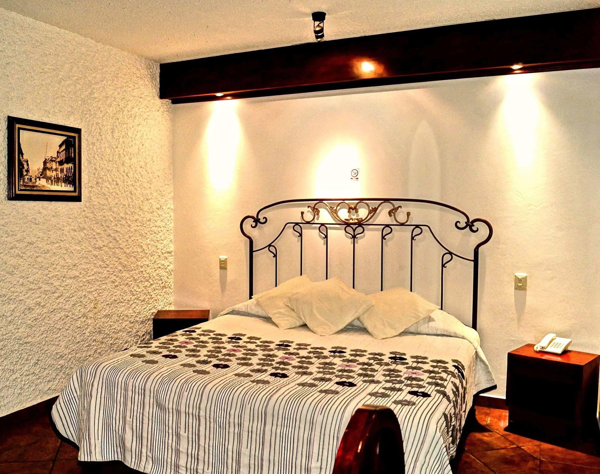 Hotel Meson De Los Remedios Morelia Esterno foto
